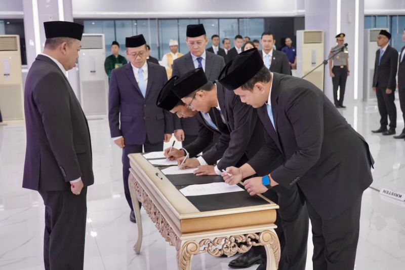 Menteri ATR/BPN Nusron Wahid menyaksikan pelantikan pejabat di Jakarta