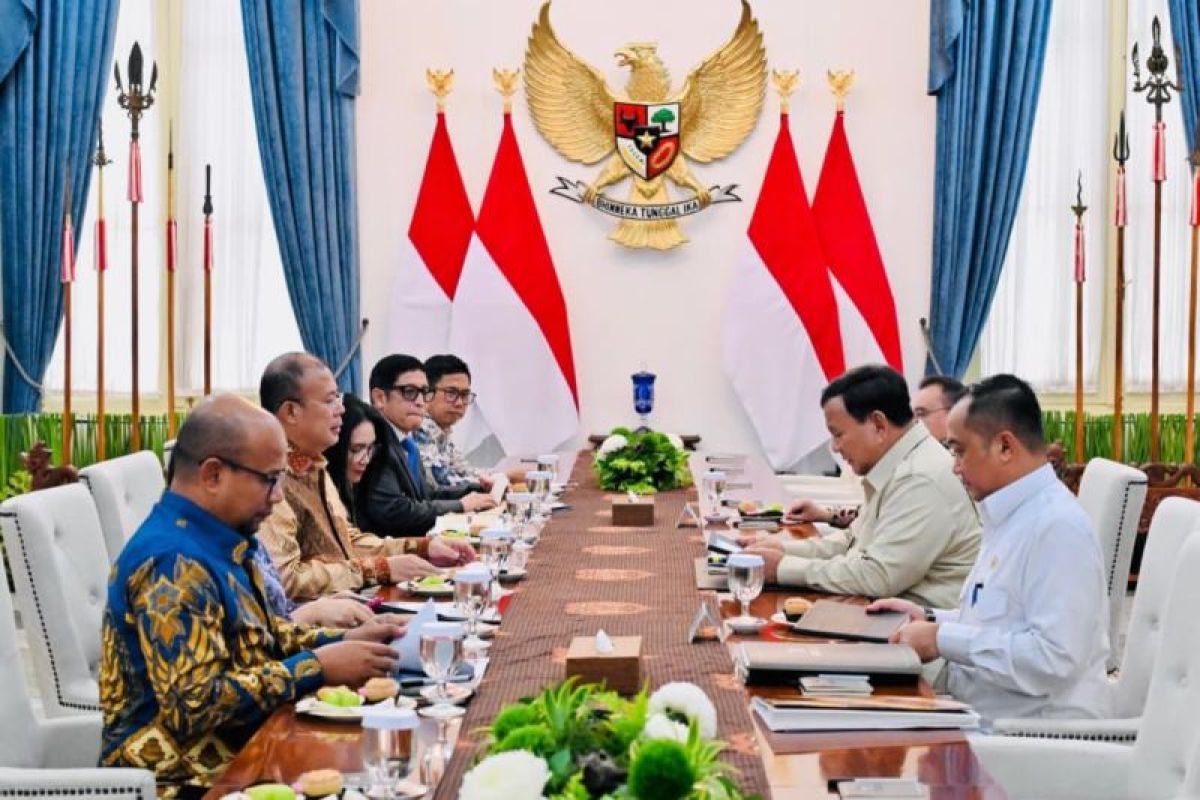 Presiden Prabowo Subianto menerima Tim Gabungan Perumus Undang-Undang Satu Data Indonesia di Istana Kepresidenan Jakarta