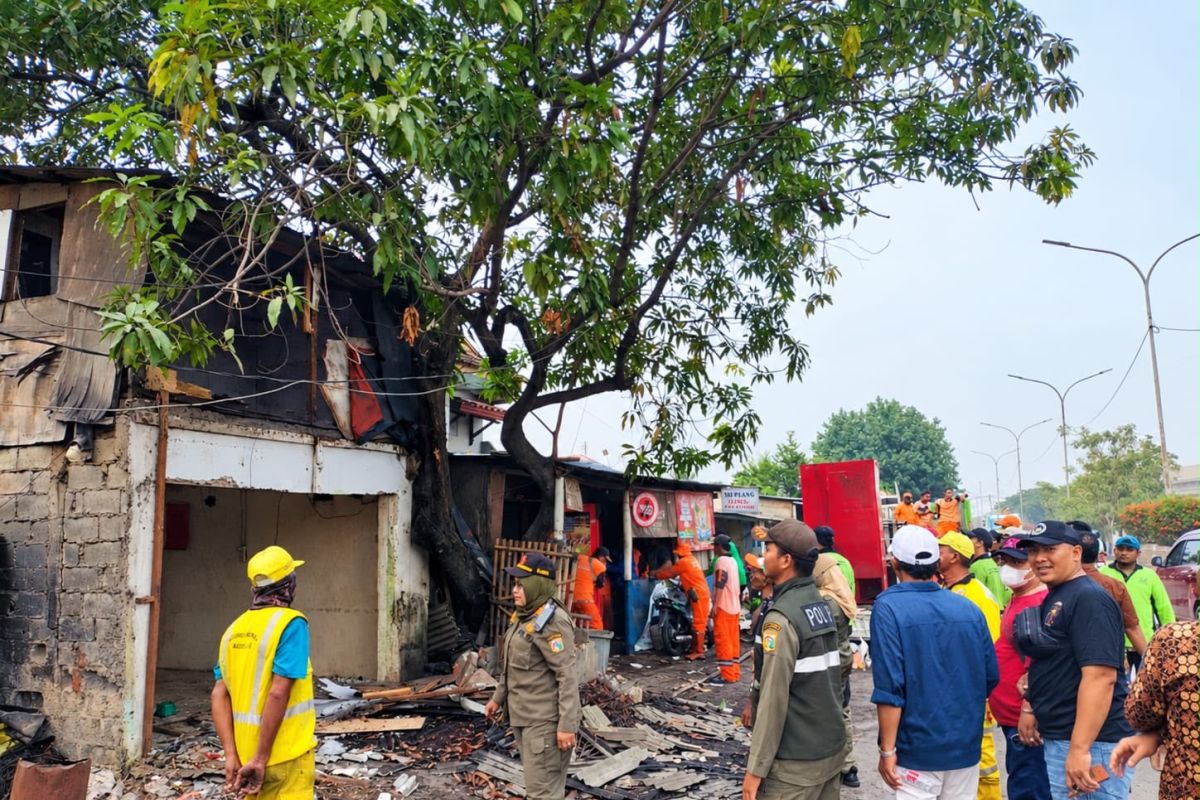 Petugas gabungan menertibkan bangunan liar di Cilincing, Jakarta Utara