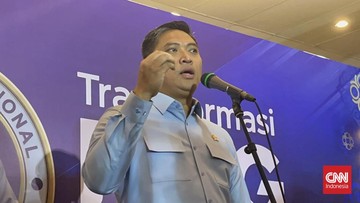 Petugas menyiapkan makanan program Makan Bergizi Gratis di dapur Satuan Pelayanan Pemenuhan Gizi