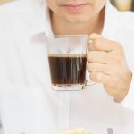 Secangkir kopi dan minuman berkafein yang dikonsumsi berlebihan dapat mengganggu kesehatan tubuh