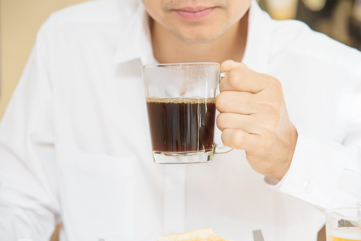 Secangkir kopi dan minuman berkafein yang dikonsumsi berlebihan dapat mengganggu kesehatan tubuh
