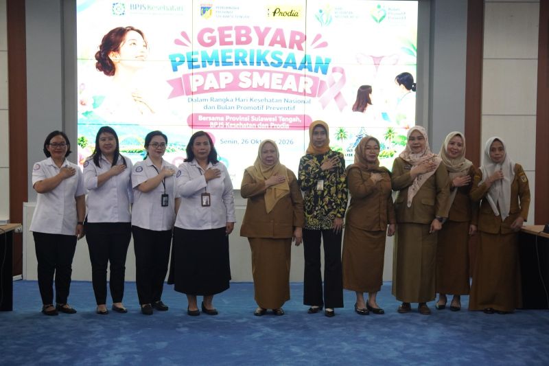 Petugas kesehatan melayani pemeriksaan pap smear bagi perempuan di Palu