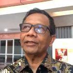 Prof Mohammad Mahfud MD saat diwawancarai di Surabaya