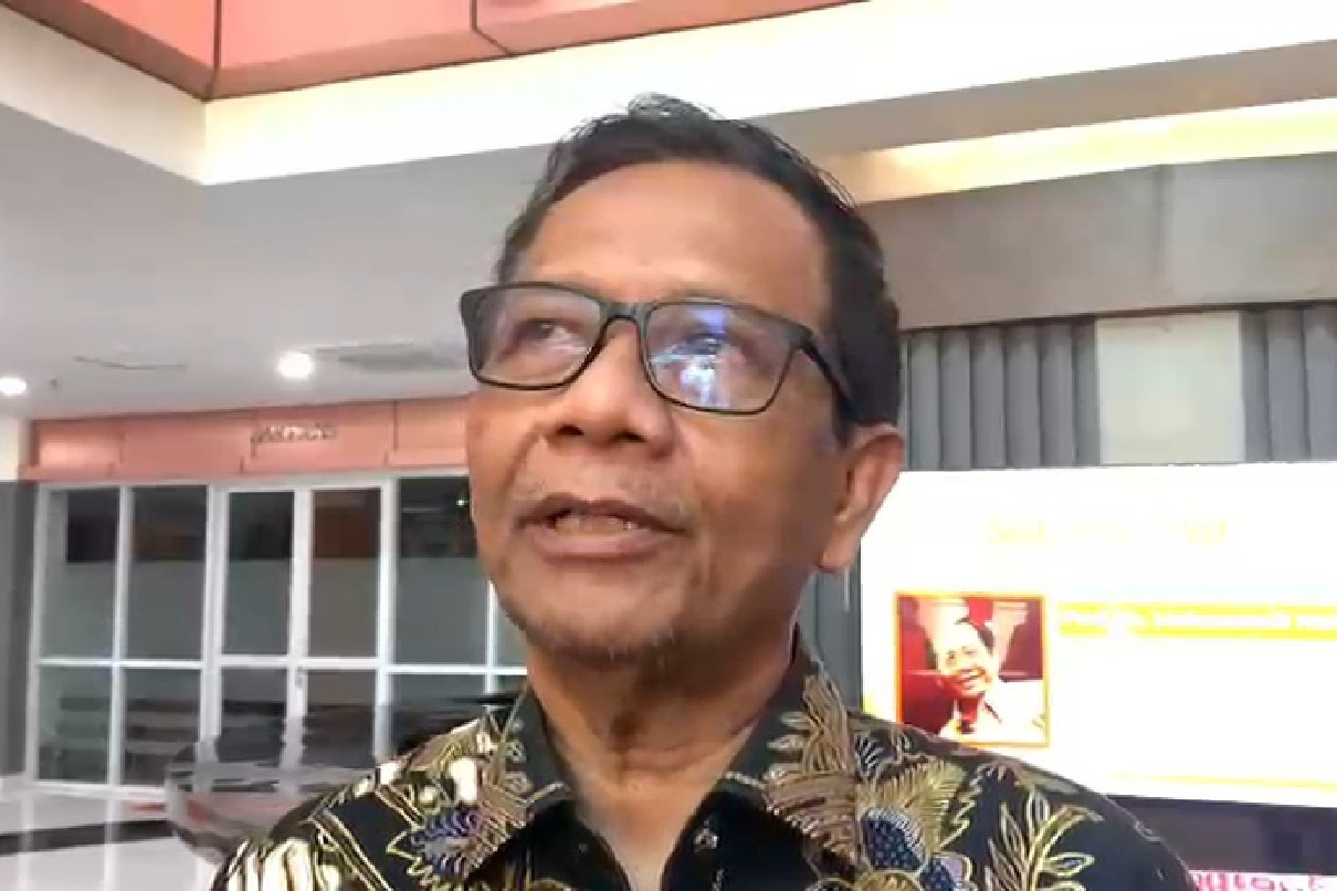 Prof Mohammad Mahfud MD saat diwawancarai di Surabaya