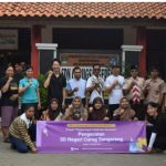 Relawan mengecat perpustakaan sekolah dasar agar ruang baca menjadi bersih dan nyaman bagi siswa
