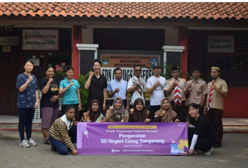 Relawan mengecat perpustakaan sekolah dasar agar ruang baca menjadi bersih dan nyaman bagi siswa