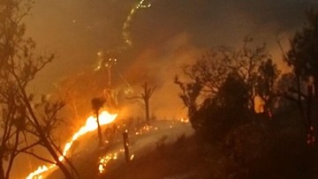Asap kebakaran hutan dan lahan yang masih ditangani petugas di lapangan