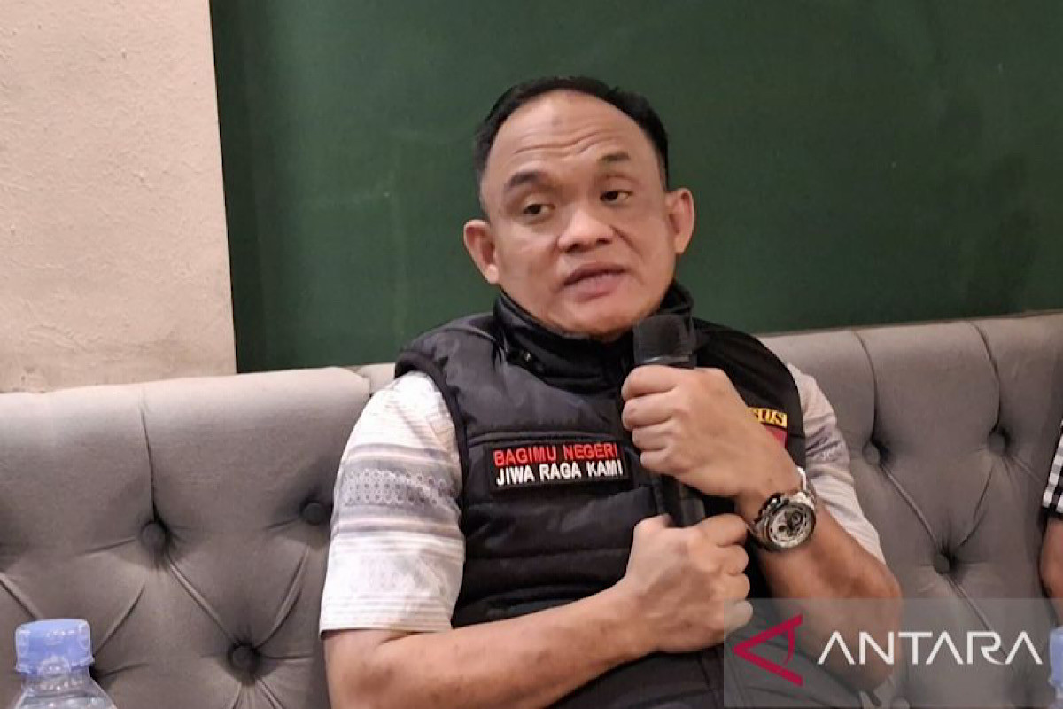 Kepala Kejaksaan Negeri Jember Yadyn saat memberikan keterangan terkait penyidikan kasus korupsi sosperda