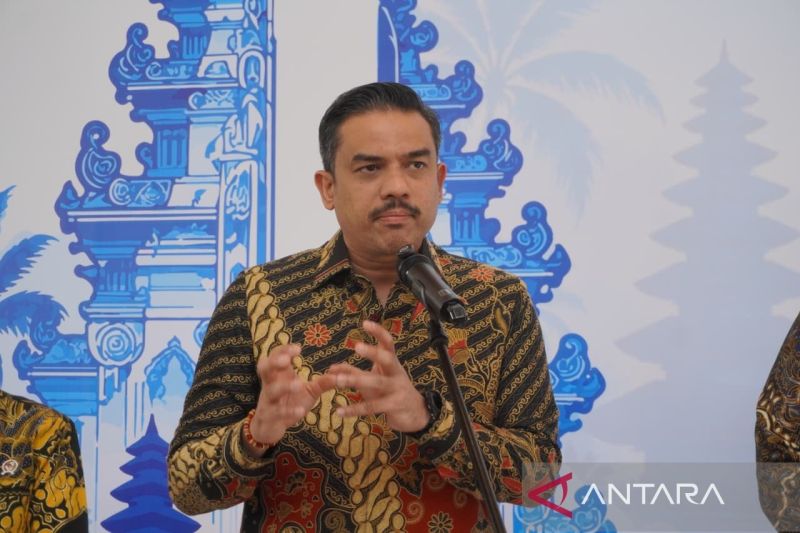 Menteri UMKM Maman Abdurrahman memberi keterangan soal penyaluran KUR