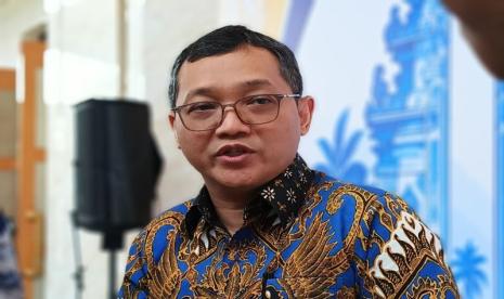 Pelaku usaha mikro kecil menengah melayani pembeli di tempat usahanya