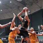 Pebasket Dewa United Banten berusaha memasukkan bola saat menghadapi Kesatria Bengawan Solo di IBL All Indonesian 2026