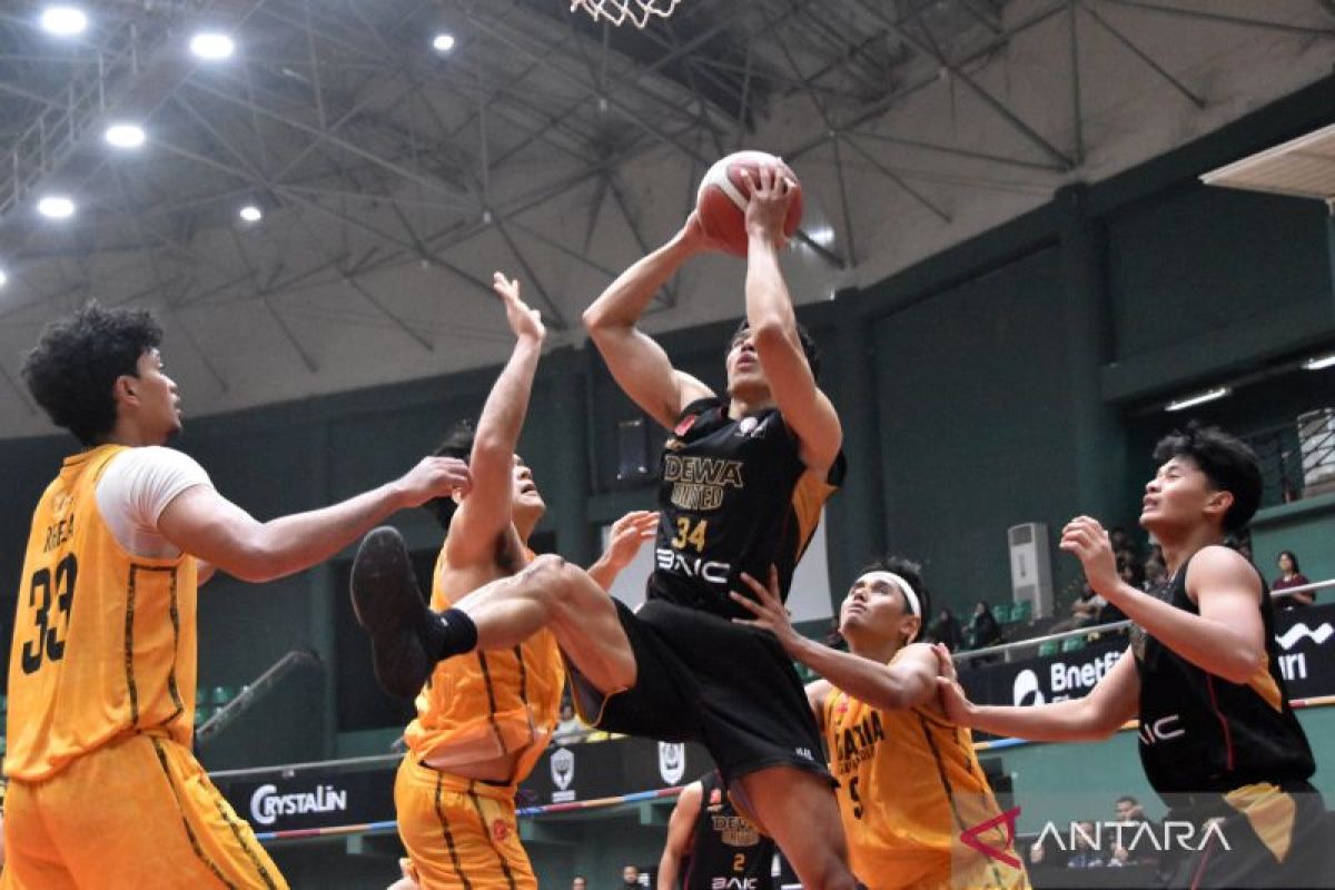 Pebasket Dewa United Banten berusaha memasukkan bola saat menghadapi Kesatria Bengawan Solo di IBL All Indonesian 2026