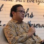 Ilustrasi penggunaan aplikasi digital di ponsel pintar
