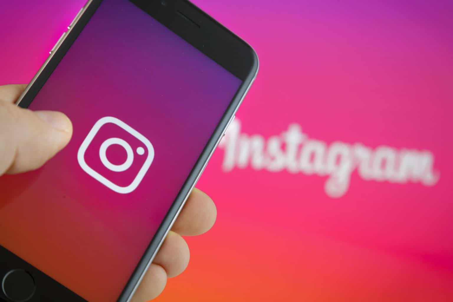 Logo aplikasi Instagram yang menguji fitur video berdurasi panjang