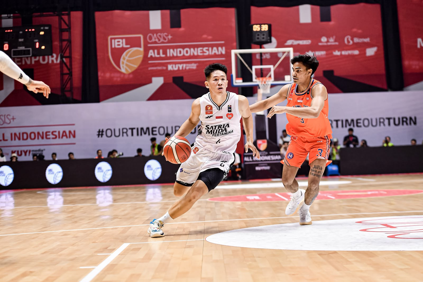 Pebasket Satria Muda Abraham Damar Grahita saat bertanding pada IBL All Indonesian Cup