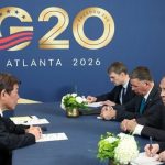 Dua delegasi duduk berhadapan di meja pertemuan dengan latar tulisan G20 Atlanta 2026