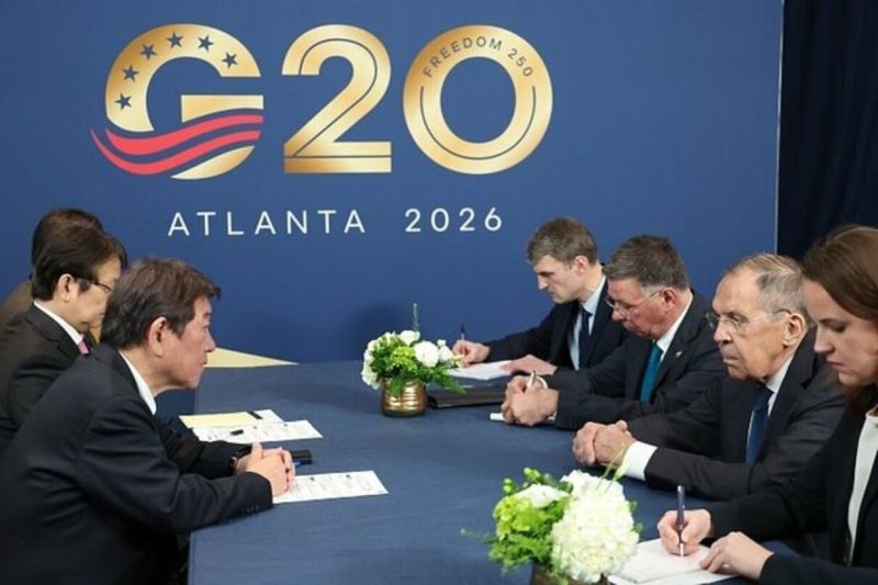 Dua delegasi duduk berhadapan di meja pertemuan dengan latar tulisan G20 Atlanta 2026