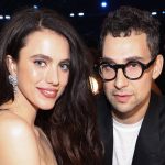 Margaret Qualley dan Jack Antonoff bersama dalam sebuah acara