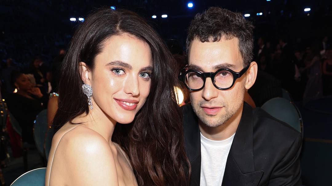 Margaret Qualley dan Jack Antonoff bersama dalam sebuah acara