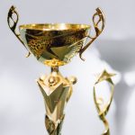 Deretan piala emas sebagai simbol penghargaan atas prestasi dan pengabdian