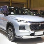Sebuah mobil SUV Suzuki melaju di jalan raya