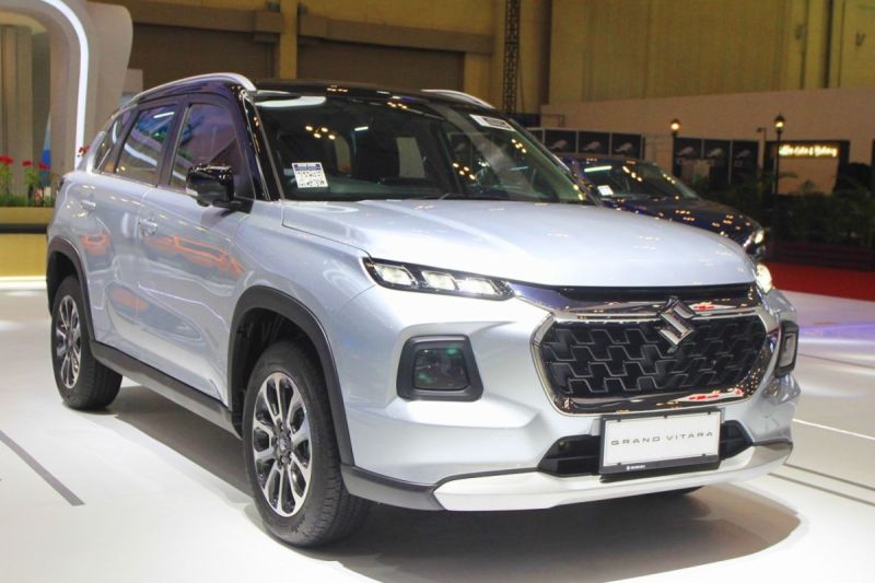 Sebuah mobil SUV Suzuki melaju di jalan raya