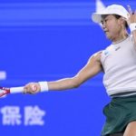 Dua petenis bertanding di lapangan tenis pada turnamen WTA