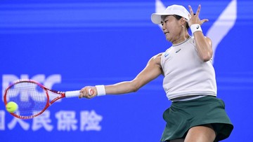 Dua petenis bertanding di lapangan tenis pada turnamen WTA
