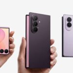 Sebuah tablet dengan layar besar di atas meja