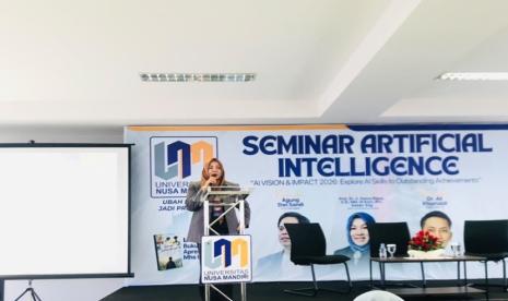 Dr Ali Khumaidi membawakan materi seminar kecerdasan buatan di Universitas Nusa Mandiri