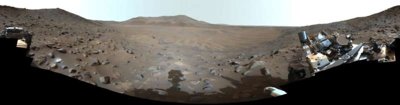 Panorama berbatu Kawah Jezero di Mars yang direkam rover Perseverance, dengan bagian wahana tampak di sisi kanan