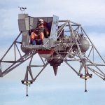 Kendaraan penelitian pendaratan bulan LLRV NASA di landasan pada era 1960-an