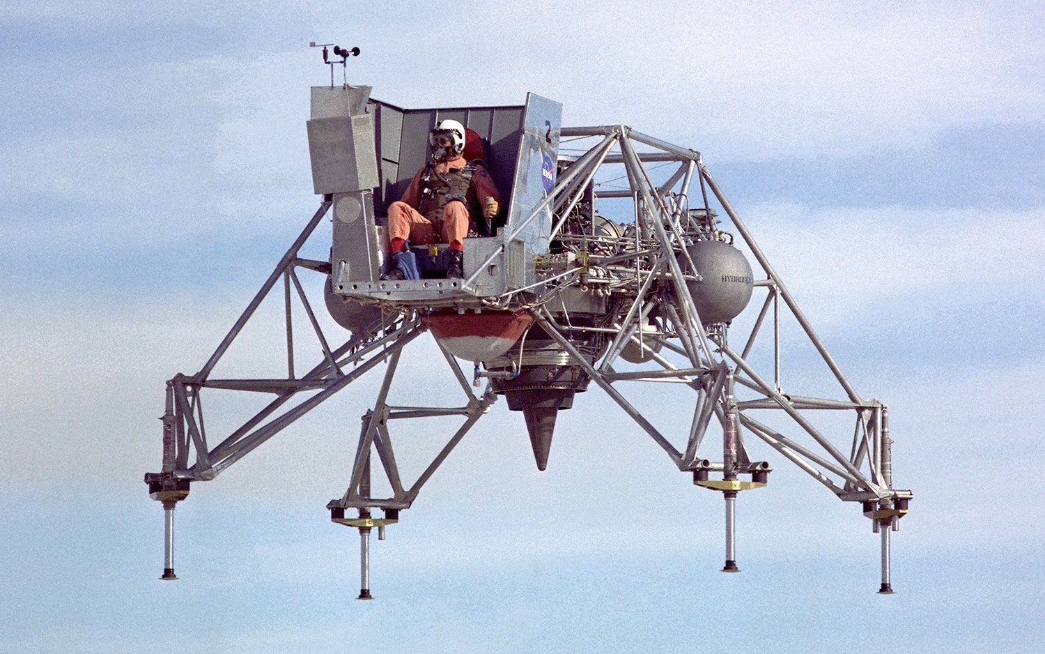 Kendaraan penelitian pendaratan bulan LLRV NASA di landasan pada era 1960-an