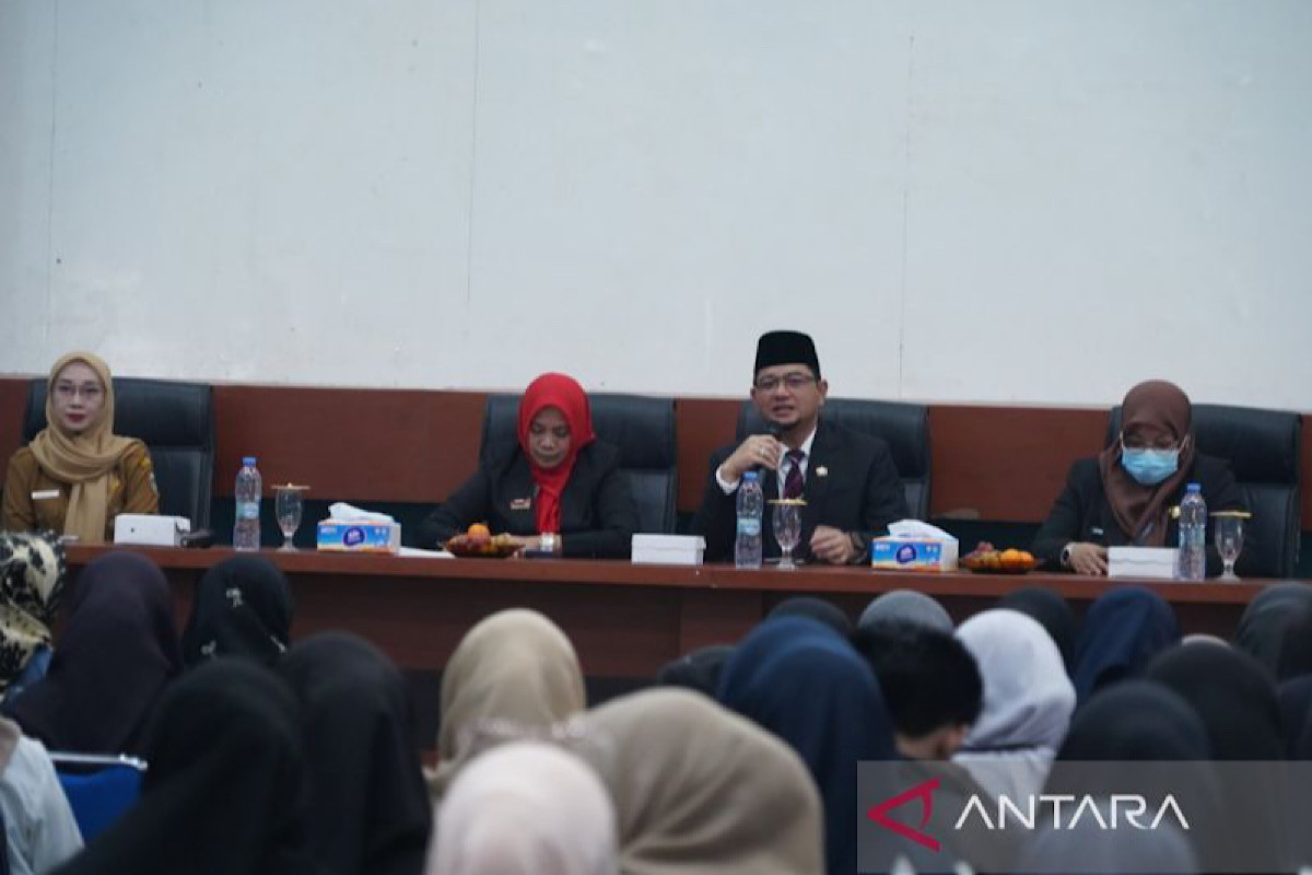 Sekdakot Banjarmasin Ichrom Mufrezar saat memberikan arahan pada kegiatan bimbingan teknis Puskesos seluruh kelurahan, di