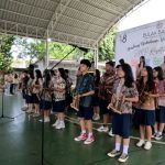 Para siswa berseragam sekolah memainkan angklung di panggung acara Bulan Bahasa di SMP Kesatuan Bogor