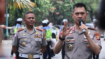 Kapolda Metro Jaya berbicara dengan pengeras suara di hadapan pengemudi ojek online