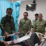 Sejumlah pejabat dan perwira TNI AU menjenguk pasien di ruang perawatan rumah sakit