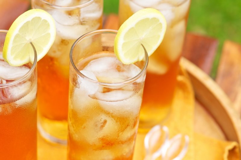 Segelas minuman dingin dengan es batu di atas meja