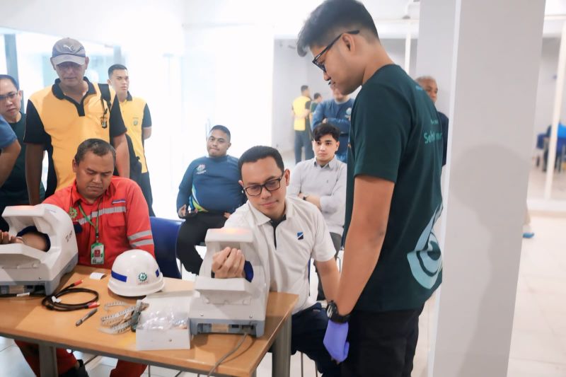 Terminal peti kemas dengan deretan kontainer dan alat bongkar muat