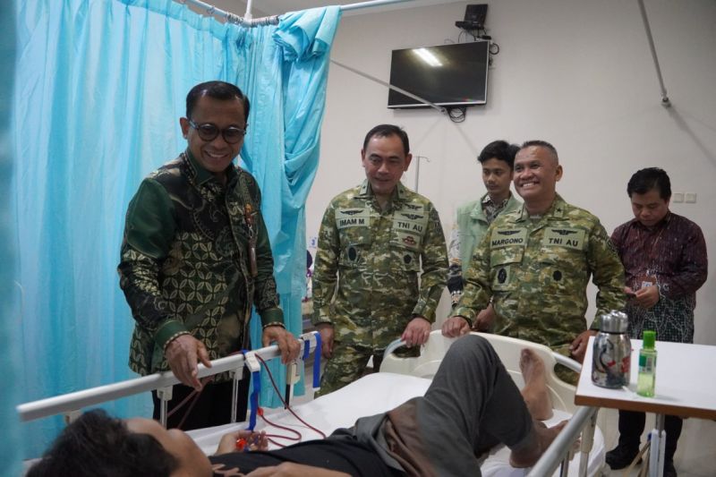 Sejumlah pejabat dan perwira TNI AU menjenguk pasien di ruang perawatan rumah sakit