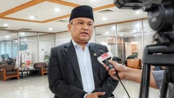 Anggota DPR RI berbicara kepada wartawan dalam sebuah wawancara di dalam ruangan