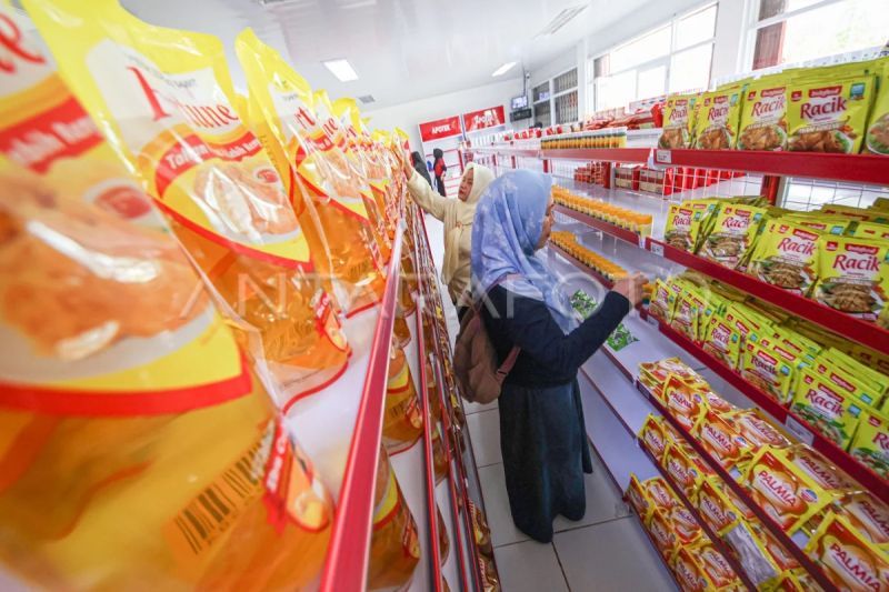 Peserta kegiatan pendampingan koperasi berdiskusi dalam sebuah ruangan