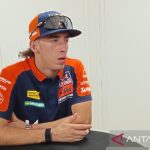 Pedro Acosta memacu motor balapnya di lintasan MotoGP