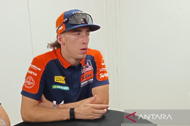 Pedro Acosta memacu motor balapnya di lintasan MotoGP