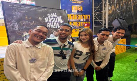 Sekelompok orang berpose bersama di depan poster film Gak Masuk Akal dari Leo Pictures