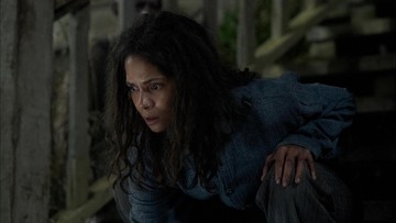 Halle Berry sebagai seorang ibu bersama dua anak laki-laki kembarnya di kabin hutan dalam film horor Never Let Go