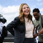 Potret Amy Acton, kandidat gubernur Ohio, dalam pembahasan iklan kampanye tentang masa kecilnya