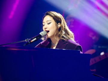 Sherina Munaf saat berbicara kepada awak media tentang perannya sebagai Nea dalam film Filosofi Teras
