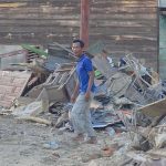 Warga membersihkan rumah dari lumpur setelah banjir surut di Desa Badak, Gayo Lues